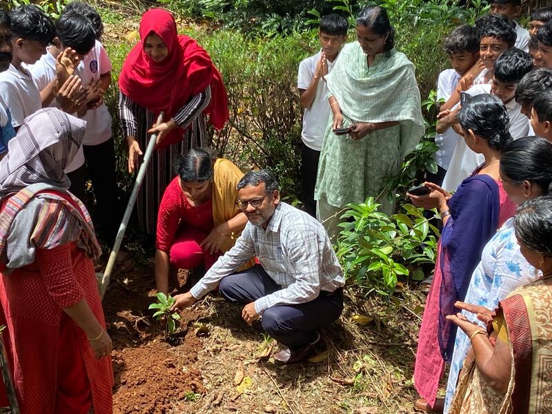 പ്രമാണം:15062 plantng tree.jpg