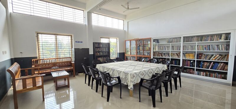 പ്രമാണം:16004-gshssmeppayil-library.jpg