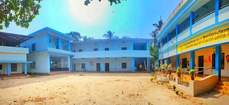 പ്രമാണം:19662 school ppl .jpeg
