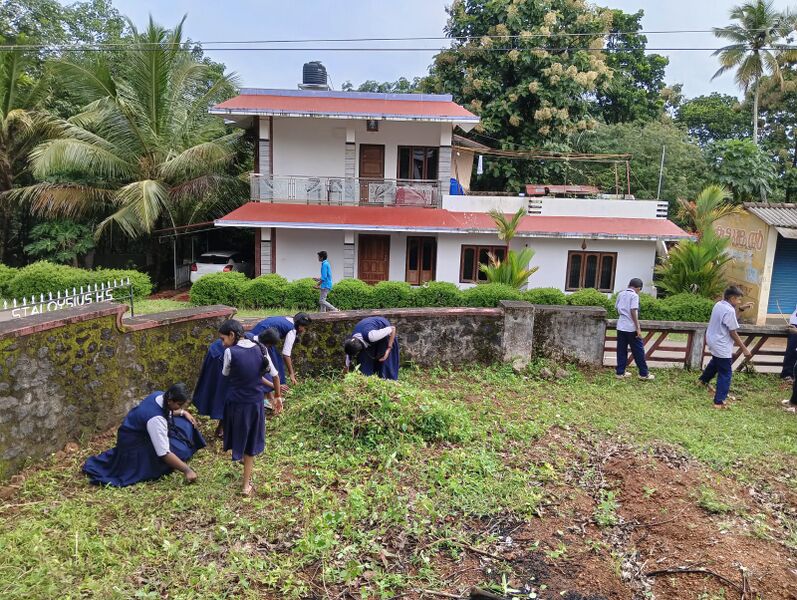 പ്രമാണം:33026- SCHOOL COMPOUND CLEANING1.jpeg