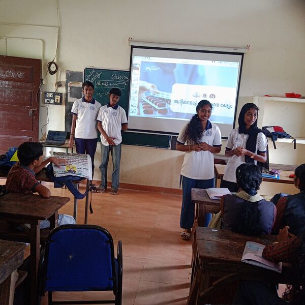 പ്രമാണം:40023 LK AMR class photo(2).jpg