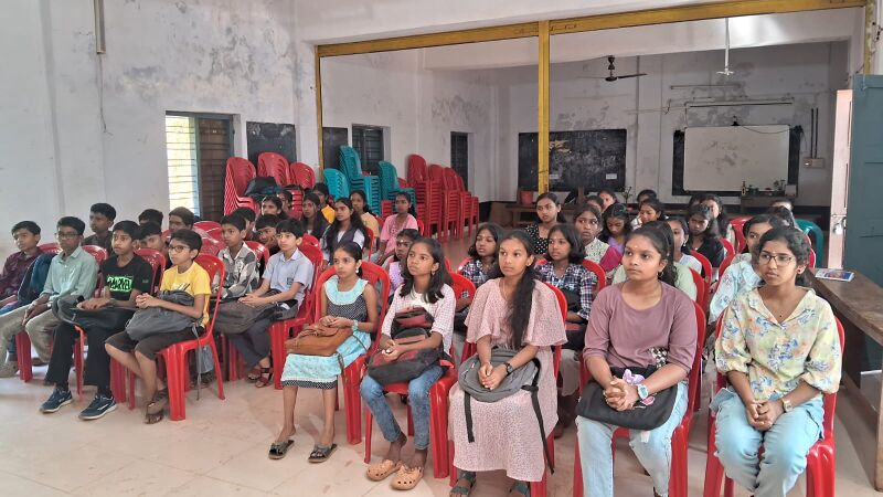 പ്രമാണം:12017 budding writers2.jpg