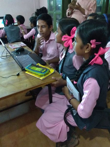 പ്രമാണം:13121 little kites mobile 2.jpg