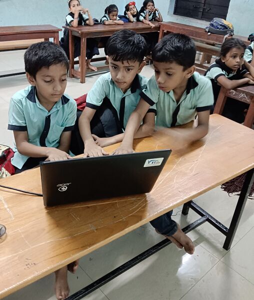 പ്രമാണം:18222-hightech-IT padhanam.jpg