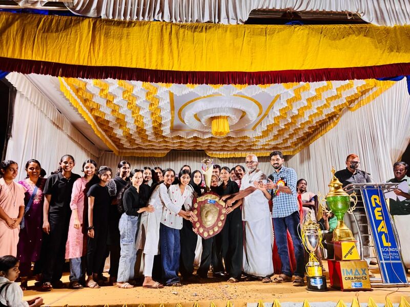 പ്രമാണം:20021 kalolsavam winner.jpg