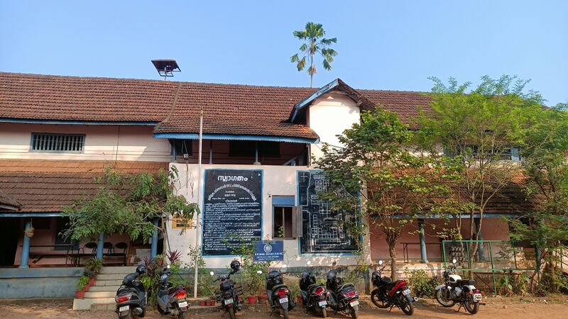 പ്രമാണം:24001 school buiding.jpg