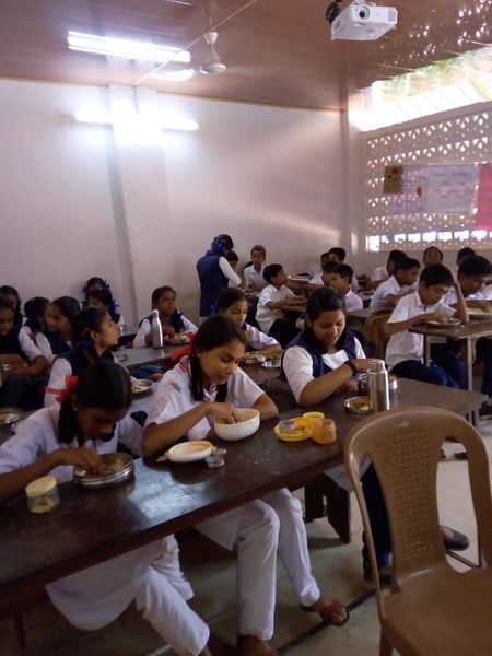 പ്രമാണം:Noonmeal 3.jpg