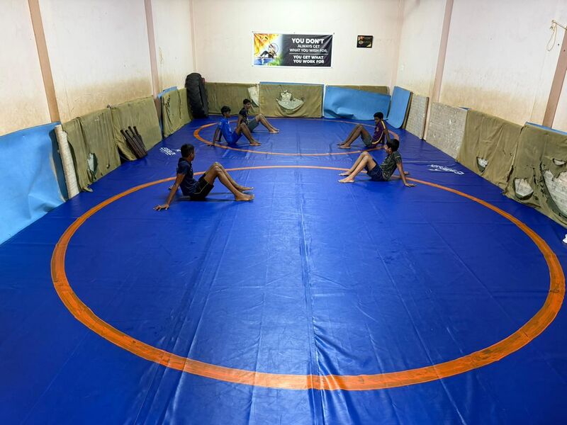 പ്രമാണം:Wrestling Room SMS.jpg