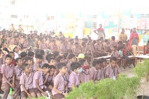 44055 audience.resized.JPG