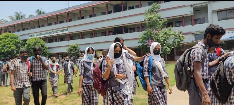 പ്രമാണം:15051 studnts.jpg