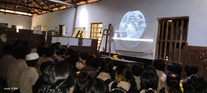 പ്രമാണം:19533 Hi Tech class.jpeg