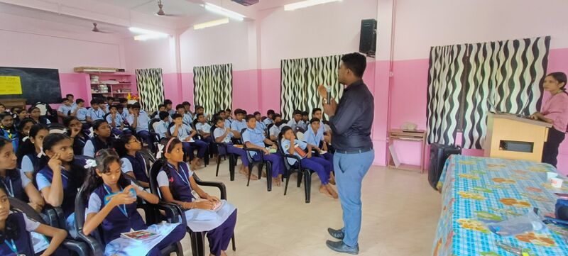 പ്രമാണം:22071 ROBOTIC CLASS2024.jpg