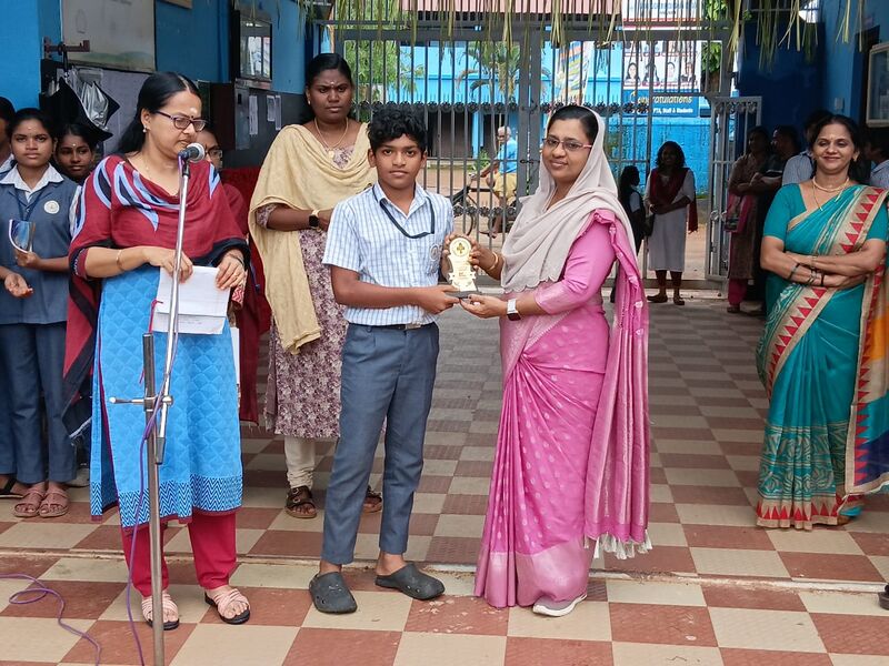 പ്രമാണം:23076 prizes1.jpg