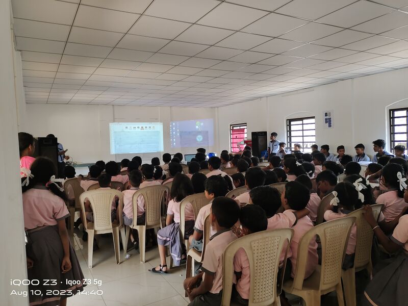 പ്രമാണം:26320 Little kites.jpg