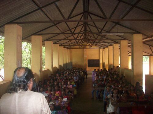 വട്ടപ്പറമ്പിൽ പീതാംമ്പരൻസാർ കുട്ടികകളോട് സംവദിക്കുന്നു