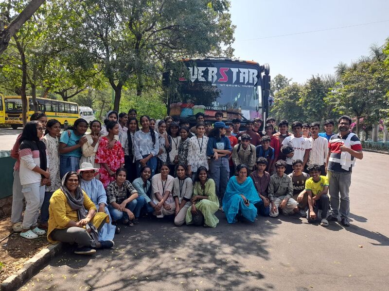 പ്രമാണം:15O51 SCOOL TOUR.jpg