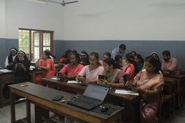 അധ്യാപകർ സ്കൂൾ വിക്കി ഫോണിൽ ഉപയോഗിക്കുന്നു