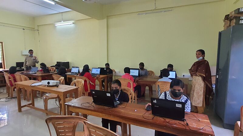 പ്രമാണം:30084-Hitech classroom learning.jpg
