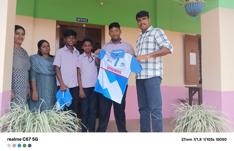 പ്രമാണം:42074 uniform.jpg