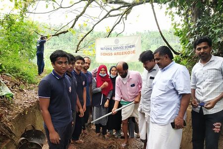 വിദ്യാർത്ഥികൾ ചാലിയാർ കുളിക്കടവ് ശുചീകരണത്തിൽ