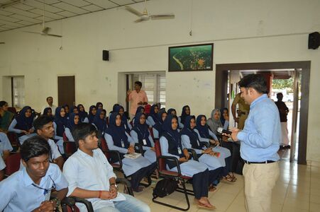 ആസ്പയർ വിദ്യാർത്ഥികൾ മുൻ മലപ്പുറം ജില്ലാ കളക്ടർ അമിത് മീണ ഐ.എ.എസിനോടൊപ്പം