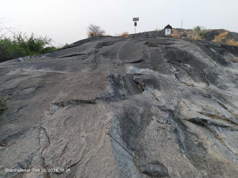പ്രമാണം:48050 vaniyambalam Rock.jpg