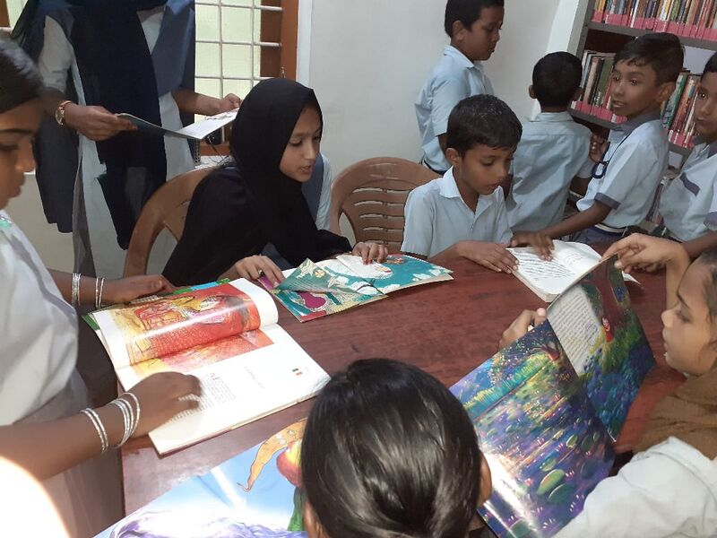 പ്രമാണം:25641 bookreading.jpeg