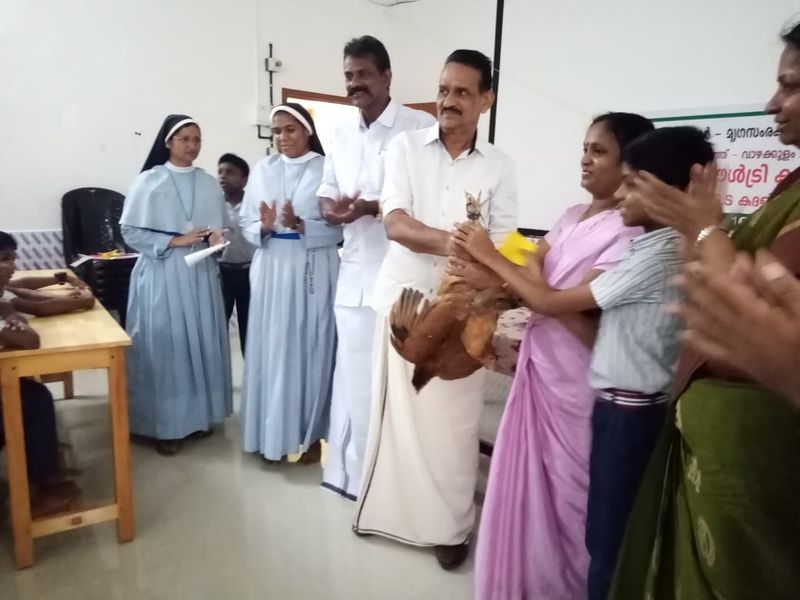 പ്രമാണം:28040 hen.jpg