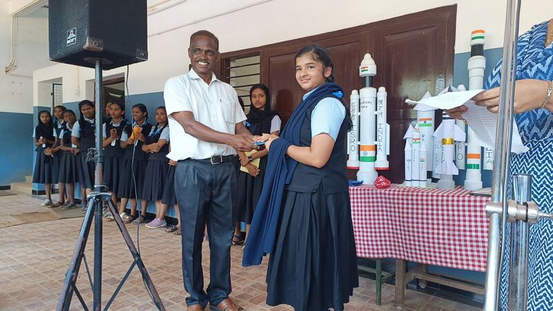 പ്രമാണം:34046 moon1.jpg