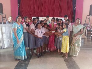 35230-Receiving the trophy.jpg