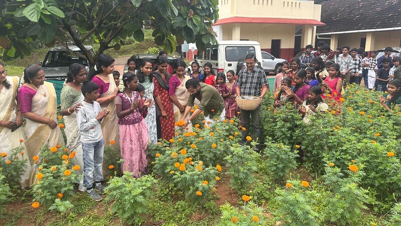 പ്രമാണം:38098 onam1.jpg