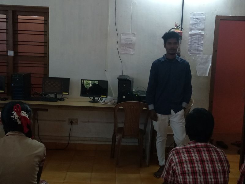 പ്രമാണം:44003kites 2.jpg