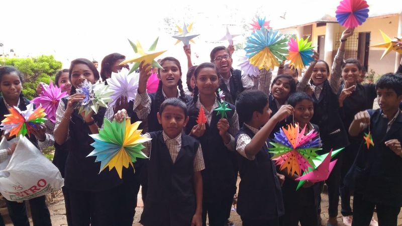 പ്രമാണം:Christmas Celebration Star Creation4.jpg