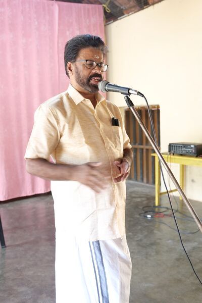 പ്രമാണം:Hflps Head Master Onam.JPG