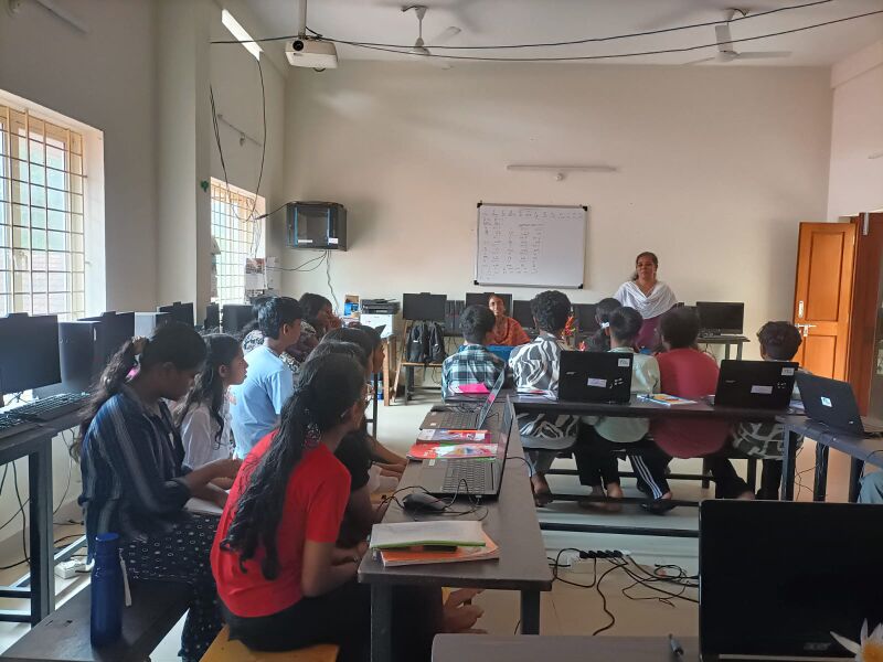 പ്രമാണം:Little Kites-4.jpg