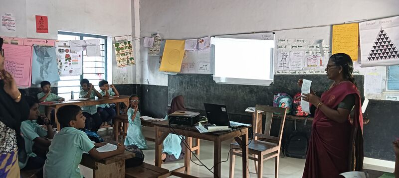 പ്രമാണം:18354 school smart.jpg