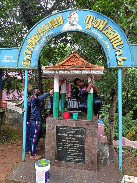 പ്രമാണം:44021 statue cleaning 3.jpg