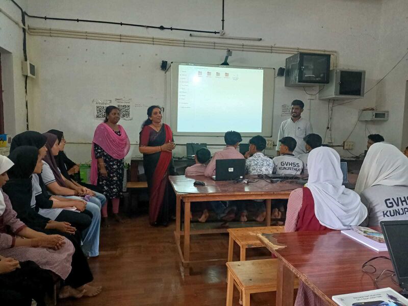 പ്രമാണം:Little kites(1).jpeg