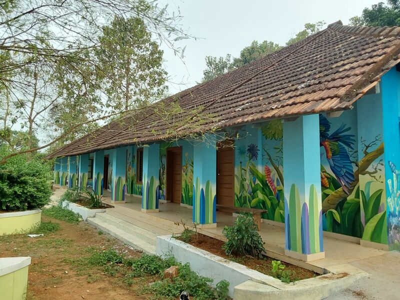 പ്രമാണം:12235 varnakkoodaram2.jpeg