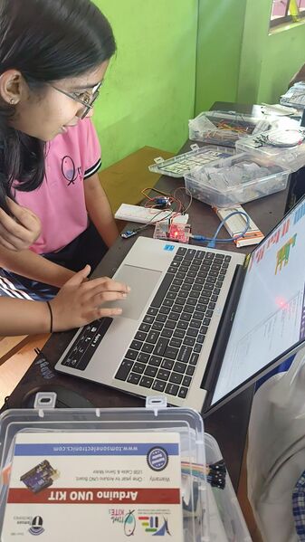 പ്രമാണം:16002 robotraining 7.jpg