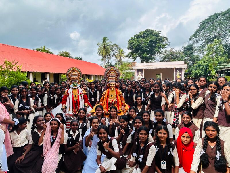 പ്രമാണം:36021 KATHAKALI2.jpg