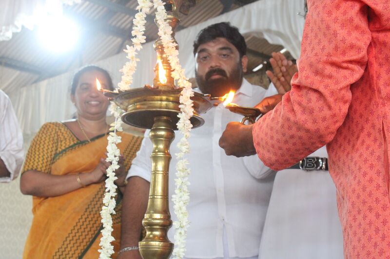 പ്രമാണം:37044 praveshnolsavam lamplighiting 26.jpg