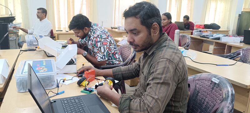 പ്രമാണം:Drcmlp-feb18-adv rob kit test-6.jpg