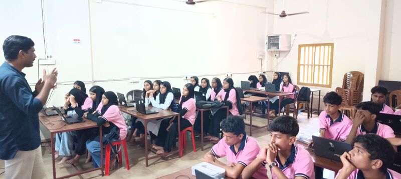 പ്രമാണം:LK VELOM HSS.jpg