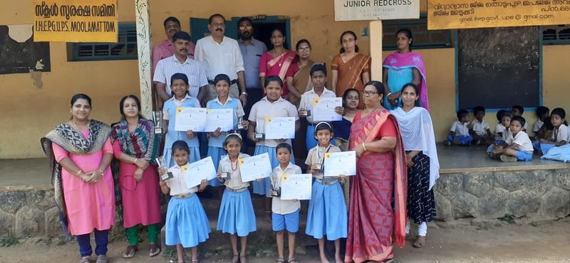 പ്രമാണം:ജീവനക്കാർ കുട്ടികളെ ആദരിക്കുന്നു.jpg