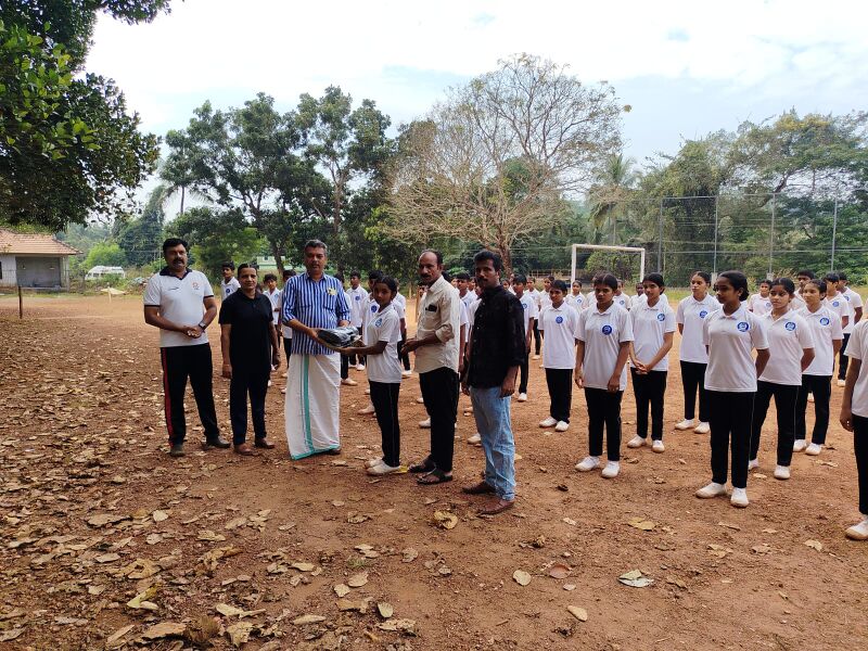 പ്രമാണം:12027 spc uniform distribute2.jpg