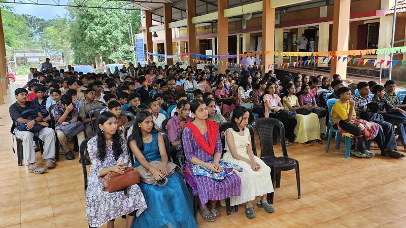 പ്രമാണം:13085 schoolreopening group.jpg