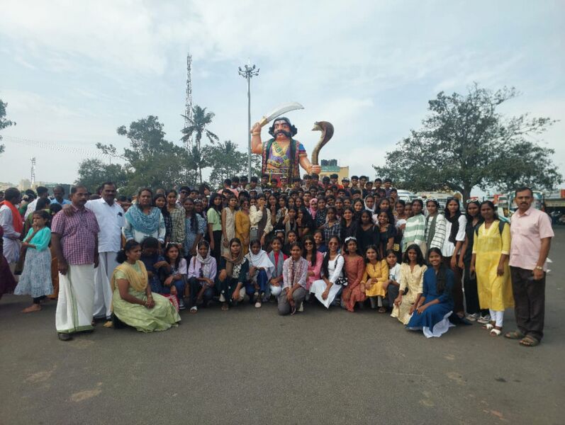 പ്രമാണം:21015 TOUR.jpg