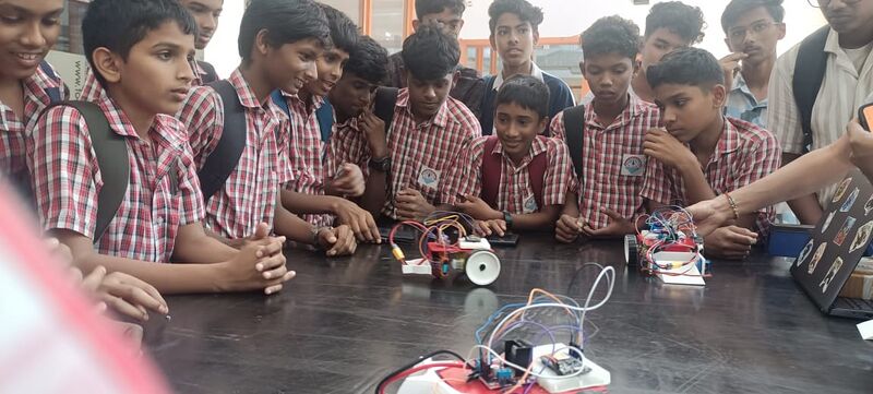 പ്രമാണം:21043-LK-IIT Visit2024.jpeg