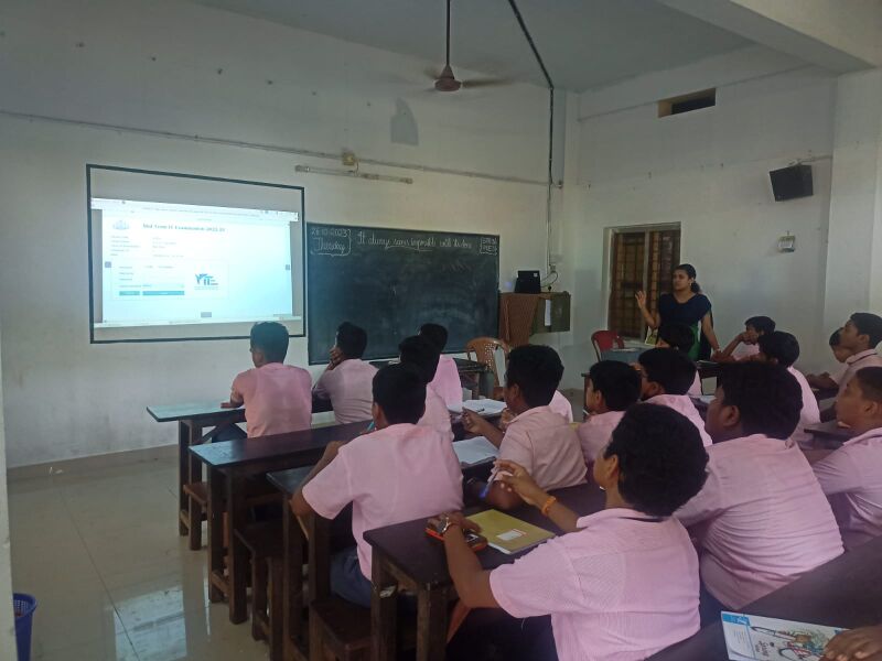 പ്രമാണം:23043-Hitech Classroom.jpeg